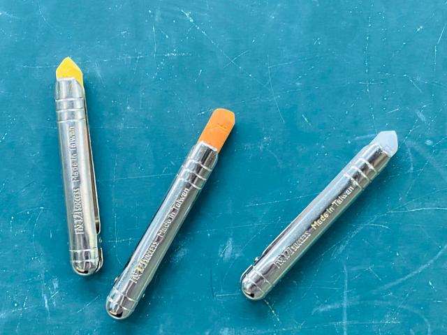 成功 1386夾式粉筆夾（背面附磁鐵/防滑凹槽，好握好寫/夾口設計）
